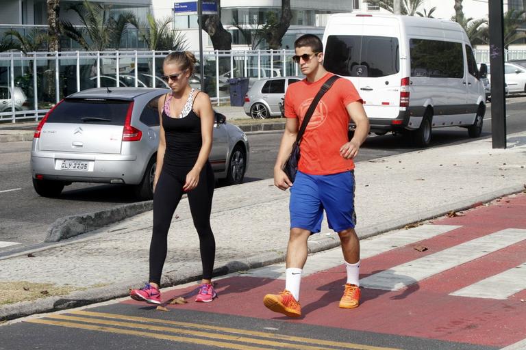 Enzo Celulari corre com a namorada em orla da praia no Rio