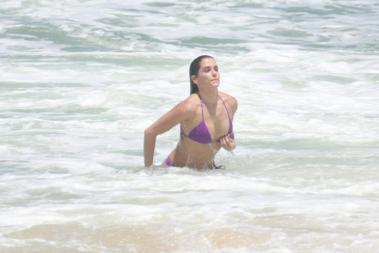 Deborah Secco curte praia no Rio