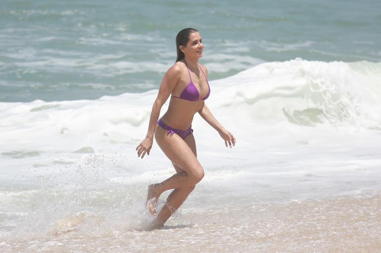 Deborah Secco curte praia no Rio