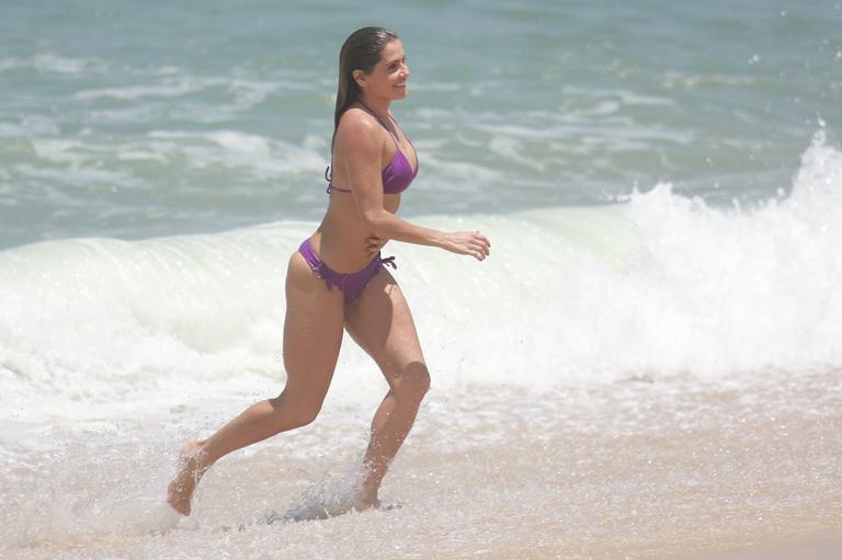 Deborah Secco curte praia no Rio