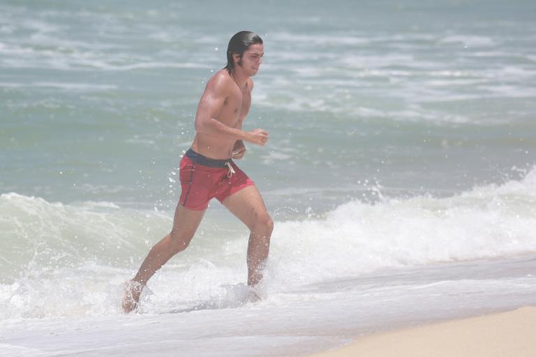 Rodrigo Simas curte praia no Rio