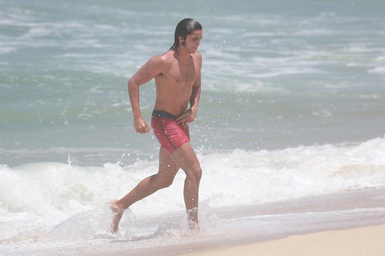 Rodrigo Simas curte praia no Rio