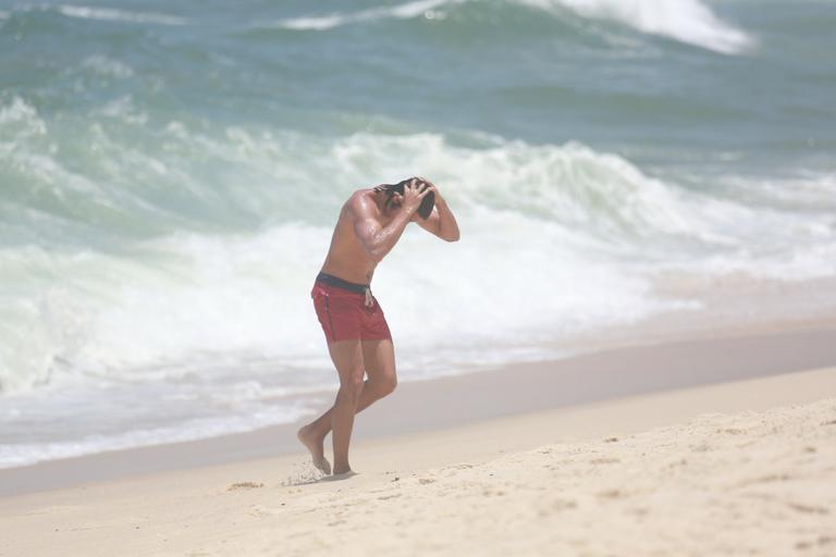 Rodrigo Simas curte praia no Rio