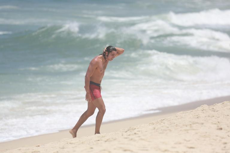 Rodrigo Simas curte praia no Rio