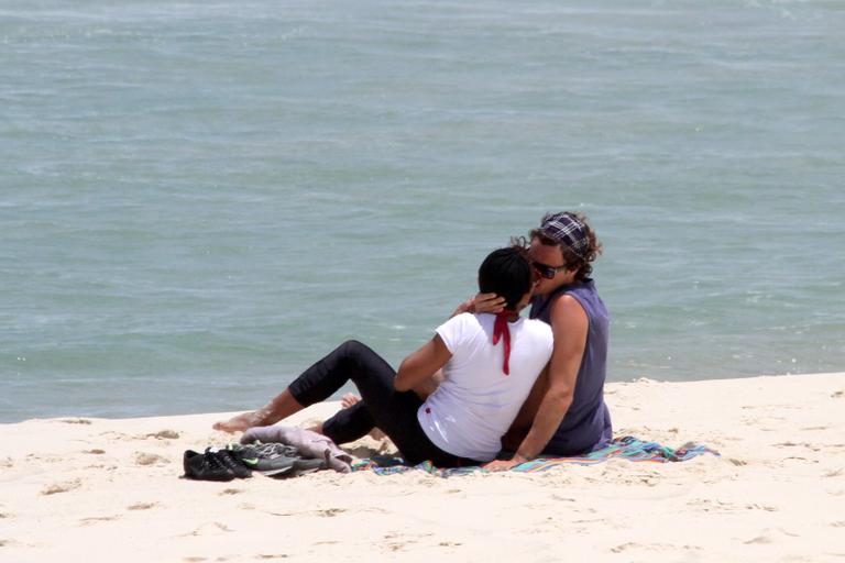 Felipe Dylon e Aparecida Petrowky trocam beijos na praia