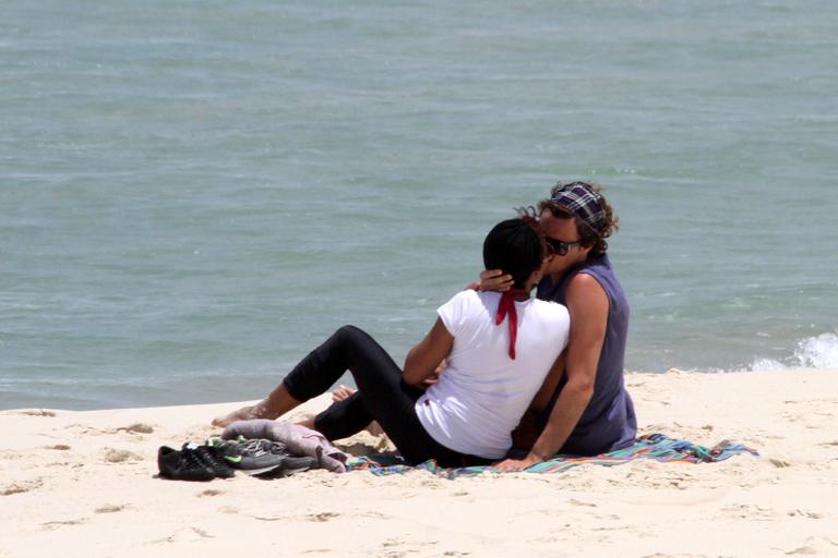 Felipe Dylon e Aparecida Petrowky trocam beijos na praia