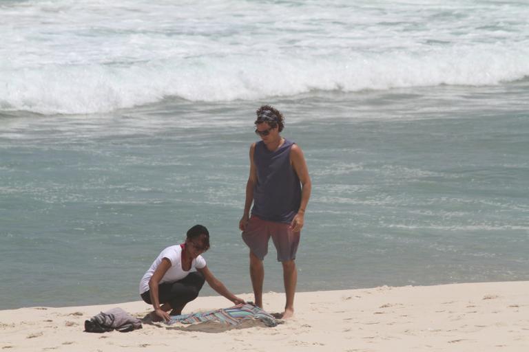 Felipe Dylon e Aparecida Petrowky curtem tarde romântica em praia no Rio