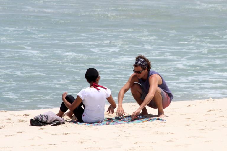 Felipe Dylon e Aparecida Petrowky curtem tarde romântica em praia no Rio