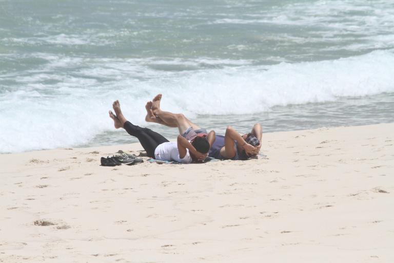 Felipe Dylon e Aparecida Petrowky curtem tarde romântica em praia no Rio