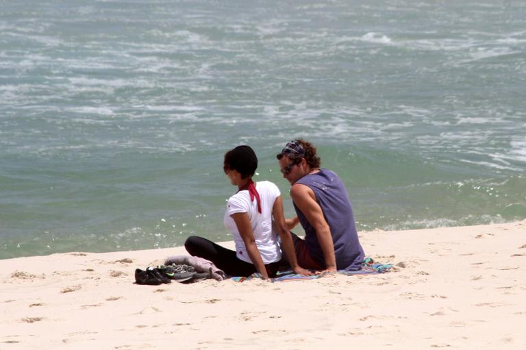 Felipe Dylon e Aparecida Petrowky curtem tarde romântica em praia no Rio