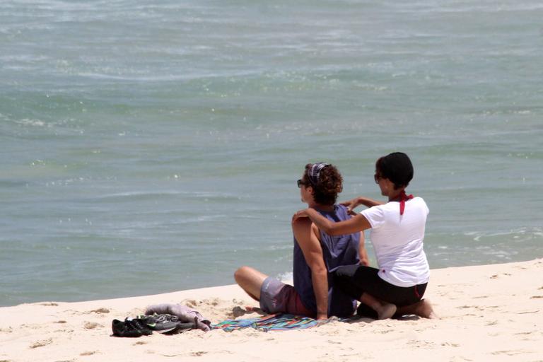 Felipe Dylon e Aparecida Petrowky curtem tarde romântica em praia no Rio