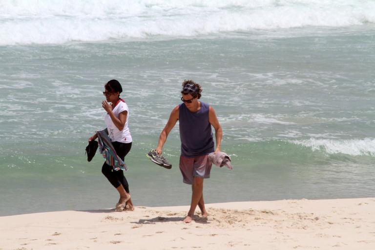 Felipe Dylon e Aparecida Petrowky curtem tarde romântica em praia no Rio