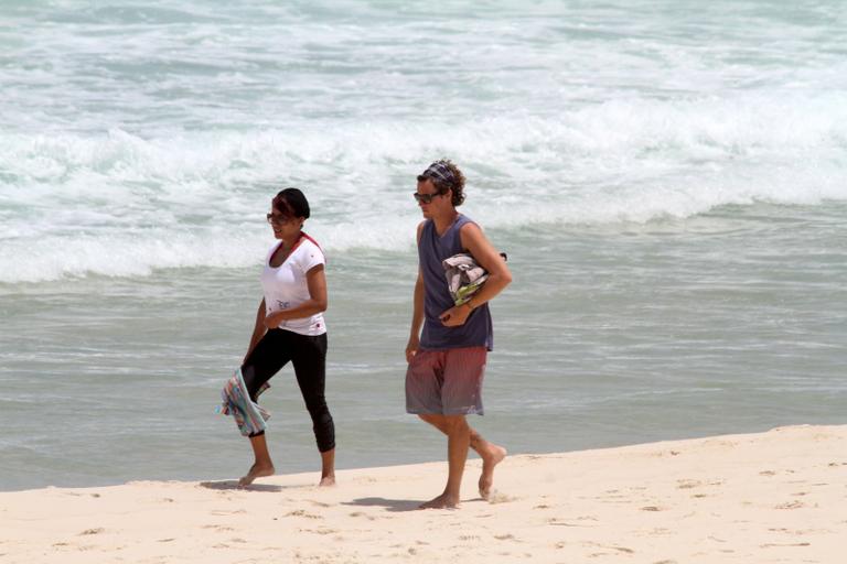 Felipe Dylon e Aparecida Petrowky curtem tarde romântica em praia no Rio