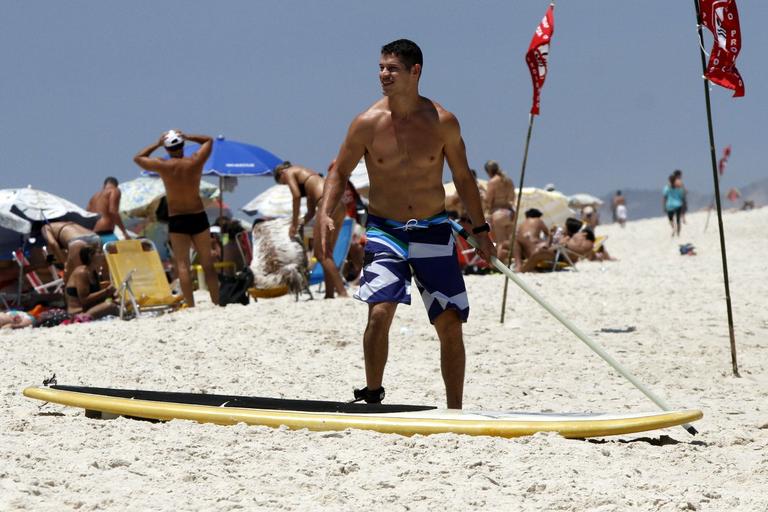 José Loreto faz stand up paddle em praia do Rio