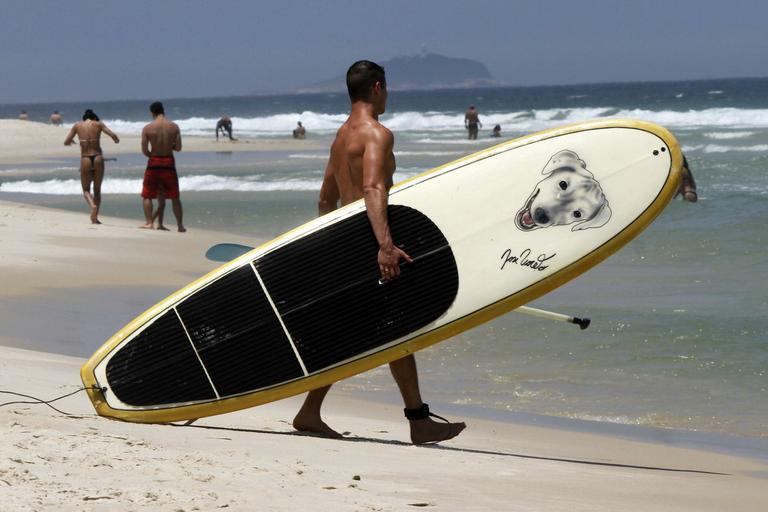 José Loreto faz stand up paddle em praia do Rio