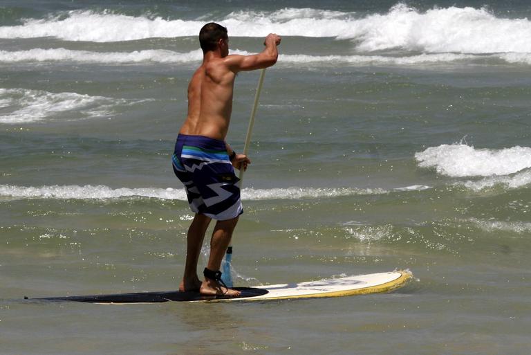 José Loreto faz stand up paddle em praia do Rio