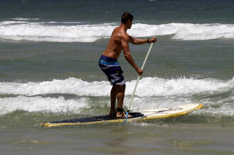 José Loreto faz stand up paddle em praia do Rio