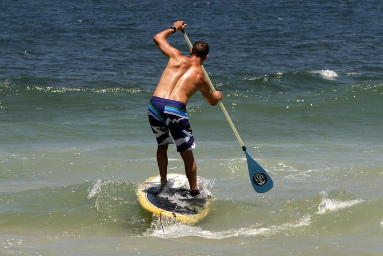 José Loreto faz stand up paddle em praia do Rio