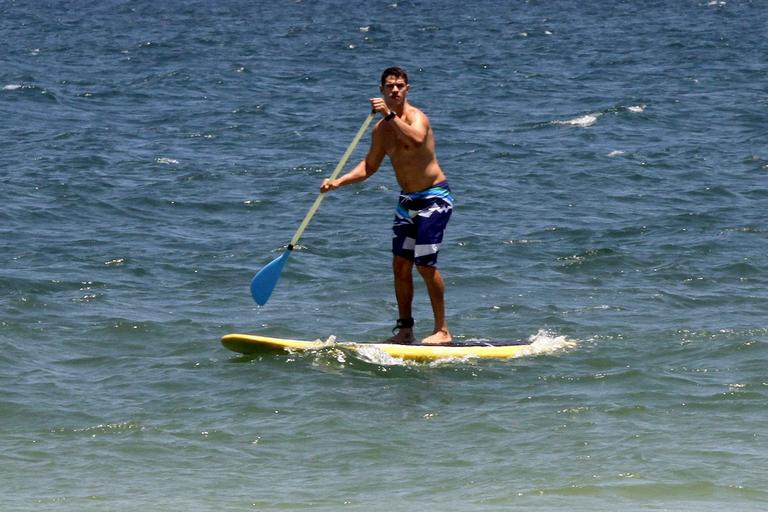 José Loreto faz stand up paddle em praia do Rio