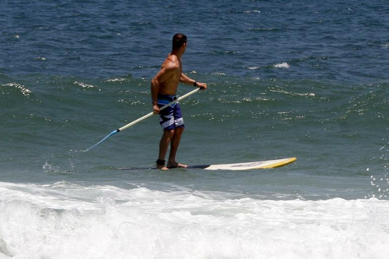 José Loreto faz stand up paddle em praia do Rio