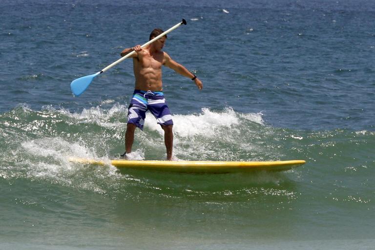 José Loreto faz stand up paddle em praia do Rio