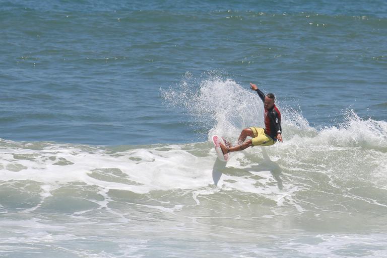 Paulinho Vilhena surfa em praia do Rio