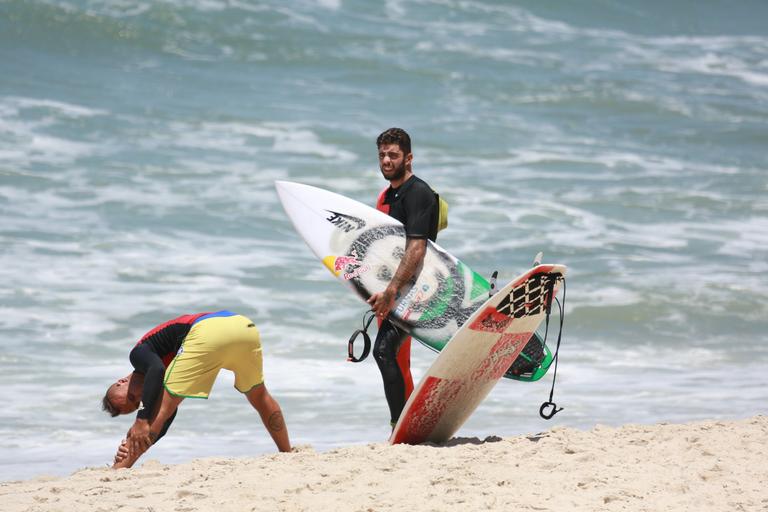 Paulinho Vilhena encontra Pedro Scooby em praia do Rio