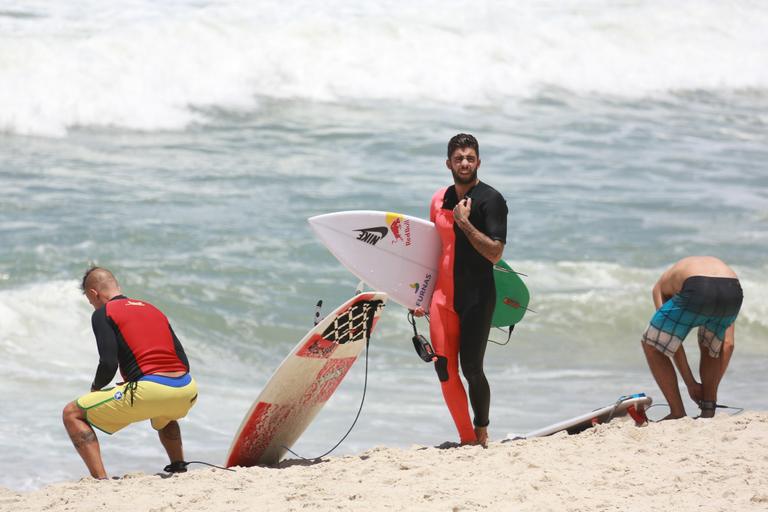 Paulinho Vilhena encontra Pedro Scooby em praia do Rio