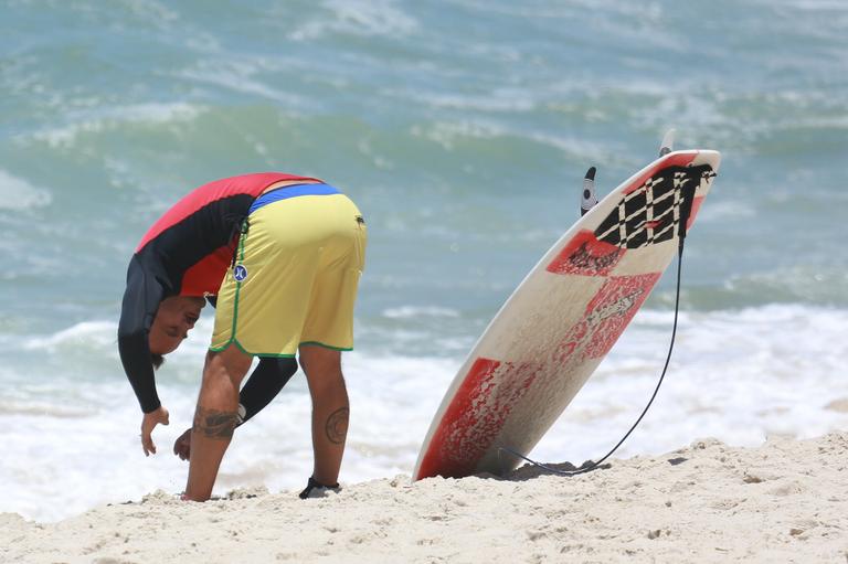 Paulinho Vilhena encontra Pedro Scooby em praia do Rio