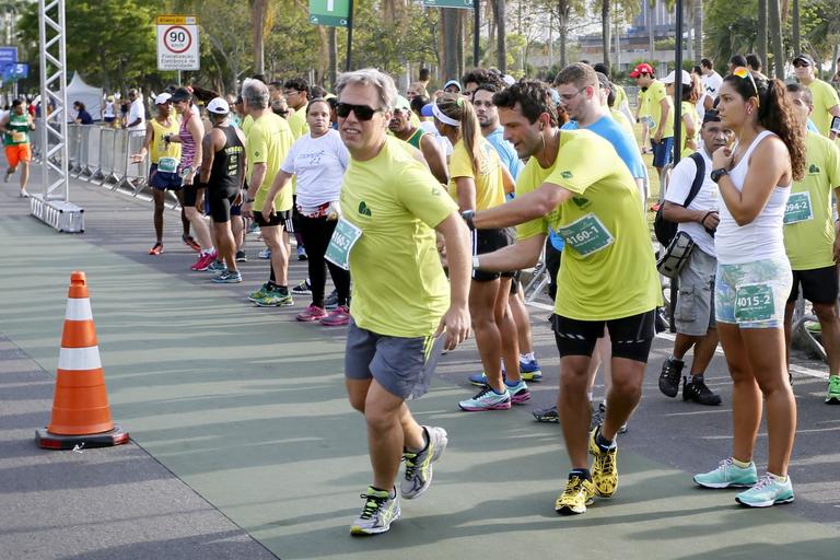 Iran Malfitano, Úrsula Corona e mais atores participam de maratona no Rio 