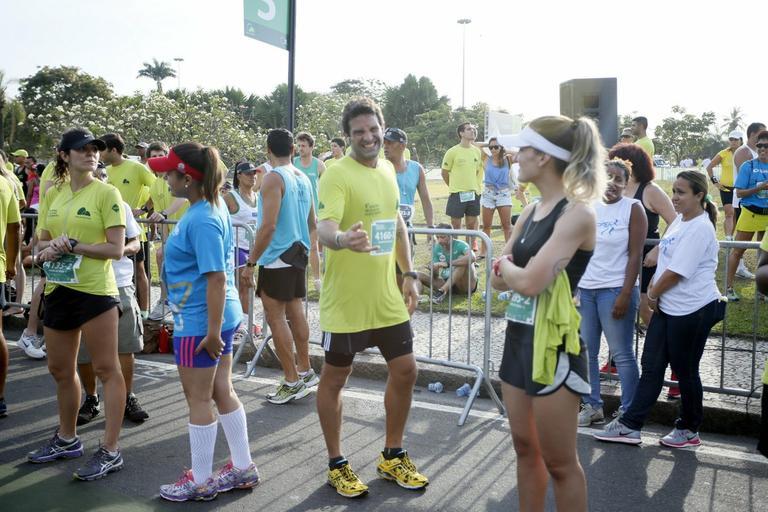 Iran Malfitano, Úrsula Corona e mais atores participam de maratona no Rio 