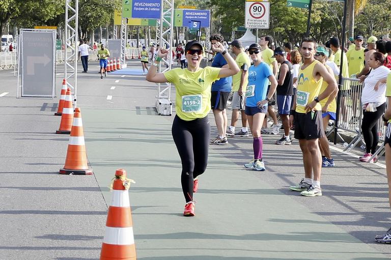 Iran Malfitano, Úrsula Corona e mais atores participam de maratona no Rio 