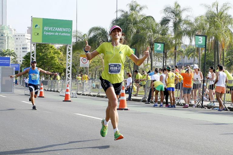 Iran Malfitano, Úrsula Corona e mais atores participam de maratona no Rio 