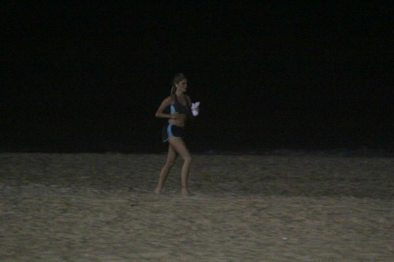 Bárbara Evans corre na praia durante a noite e mostra boa forma