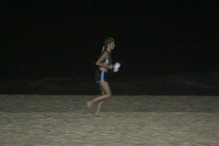 Bárbara Evans corre na praia durante a noite e mostra boa forma