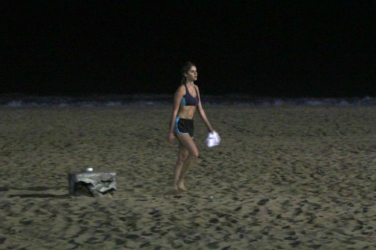 Bárbara Evans corre na praia durante a noite e mostra boa forma