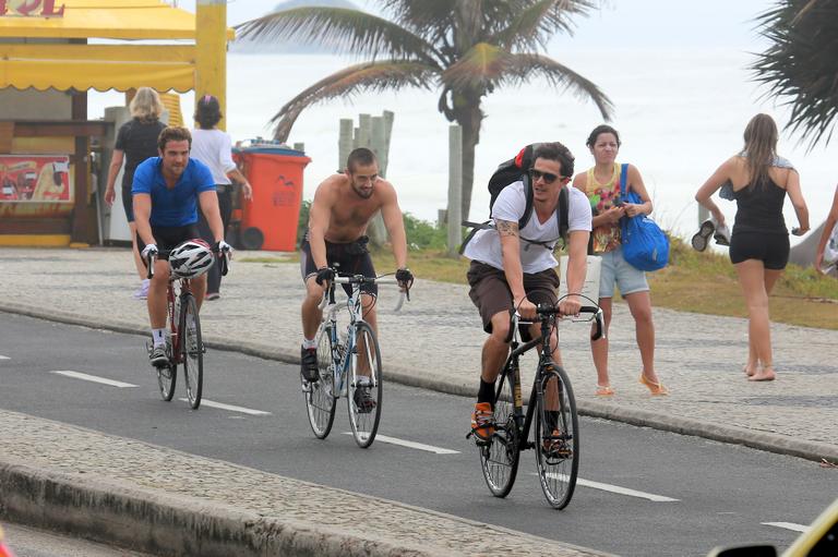 Rafael Cardoso, Igor Rickli e Rafael Losso andam de bike no Rio