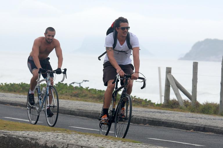 Rafael Cardoso, Igor Rickli e Rafael Losso andam de bike no Rio