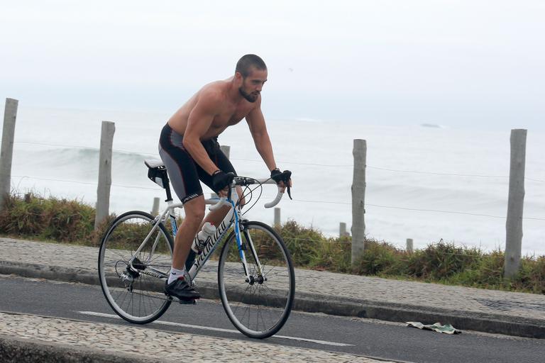 Rafael Cardoso, Igor Rickli e Rafael Losso andam de bike no Rio