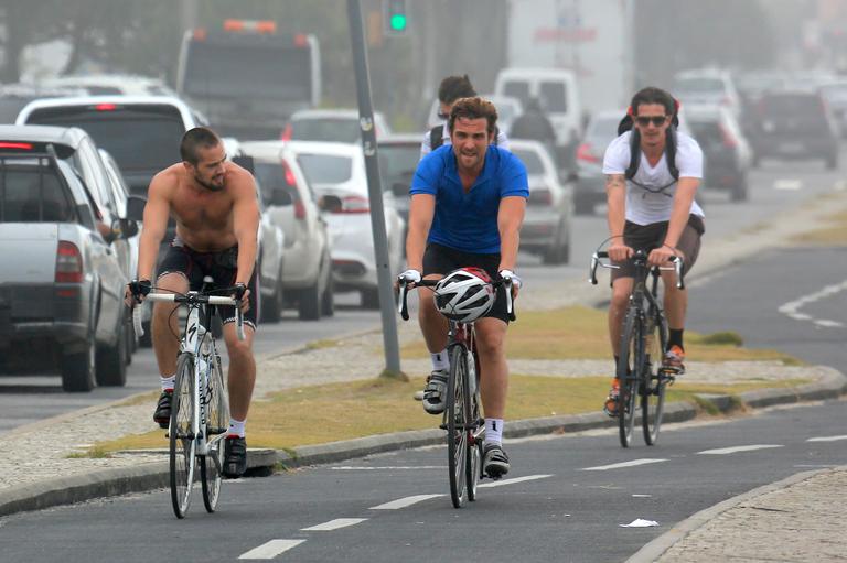 Rafael Cardoso, Igor Rickli e Rafael Losso andam de bike no Rio