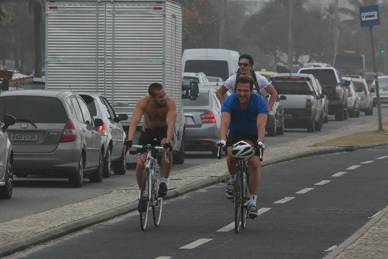 Rafael Cardoso, Igor Rickli e Rafael Losso andam de bike no Rio