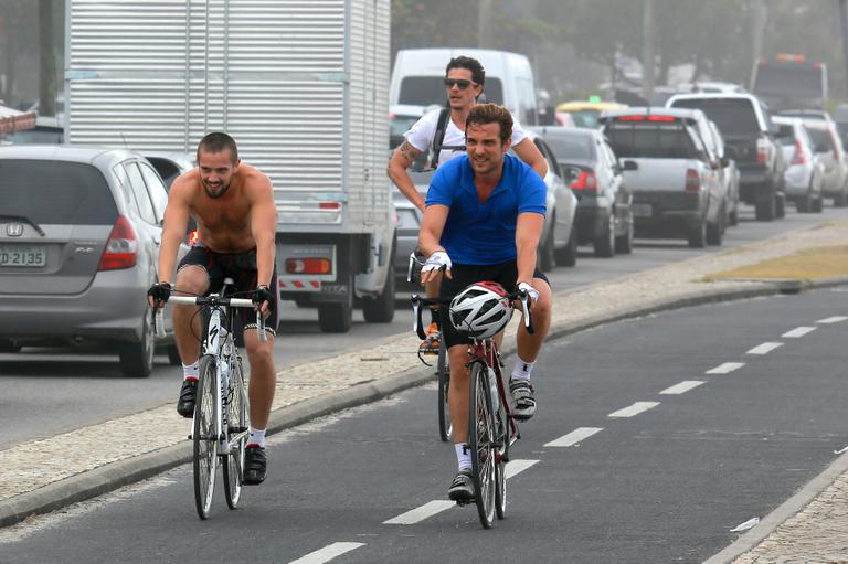 Rafael Cardoso, Igor Rickli e Rafael Losso andam de bike no Rio