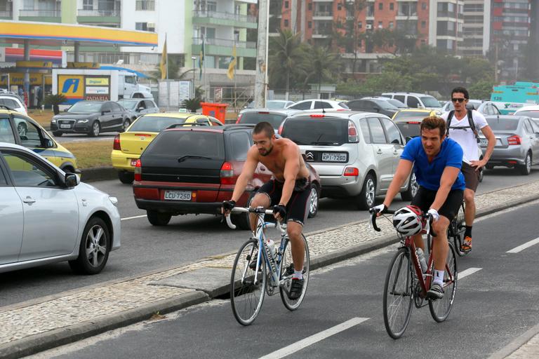 Rafael Cardoso, Igor Rickli e Rafael Losso andam de bike no Rio