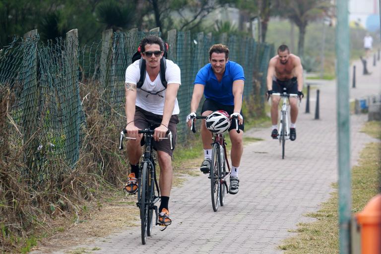 Rafael Cardoso, Igor Rickli e Rafael Losso andam de bike no Rio