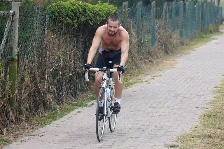 Rafael Cardoso, Igor Rickli e Rafael Losso andam de bike no Rio