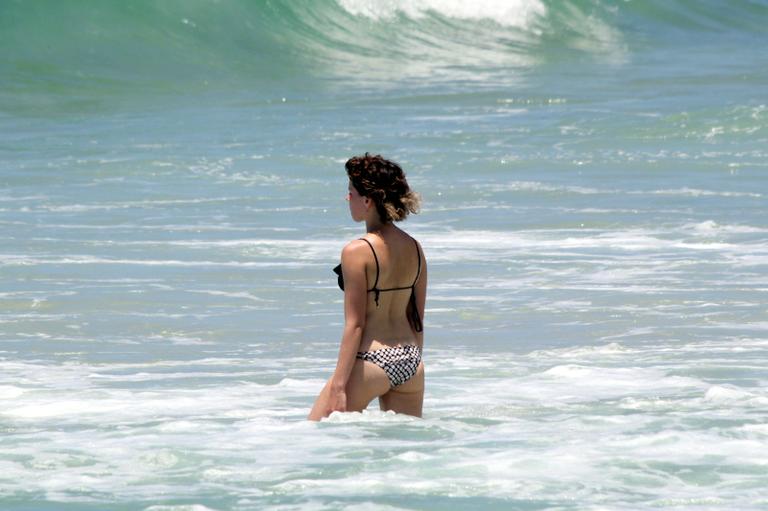 Bruna Linzmeyer mostra corpo sarado na praia