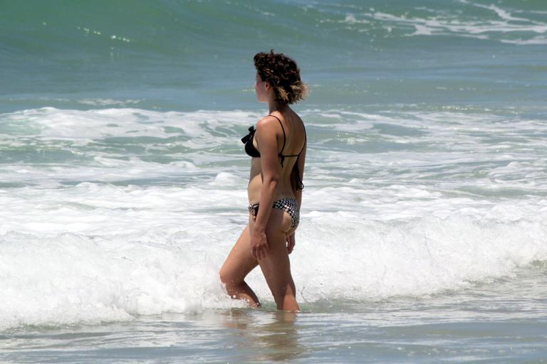 Bruna Linzmeyer mostra corpo sarado na praia