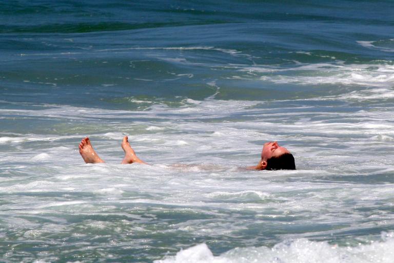 Bruna Linzmeyer mostra corpo sarado na praia