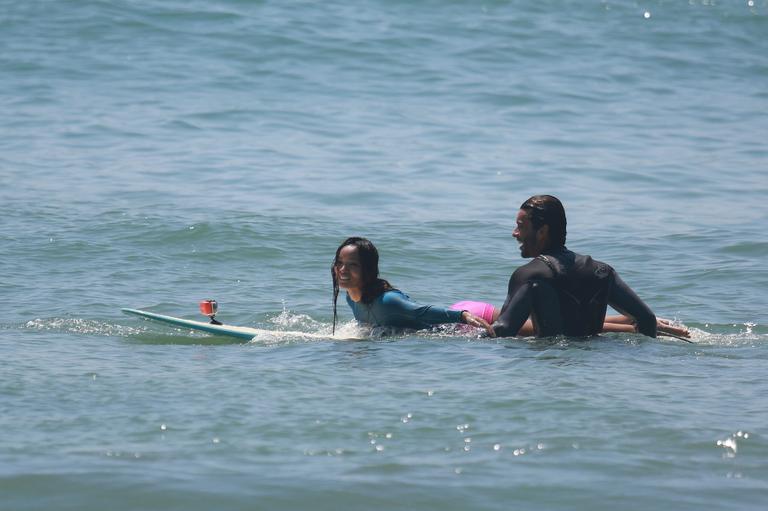 Com instrutor bonitão, Carol Nakamura aprende a surfar no Rio