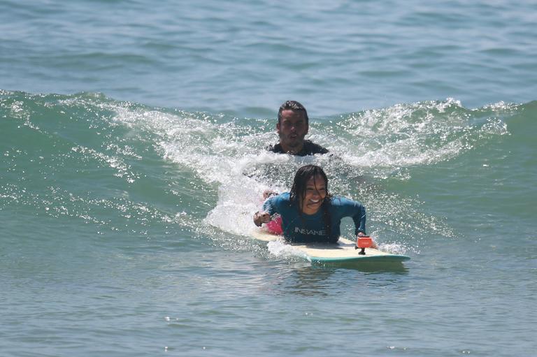 Com instrutor bonitão, Carol Nakamura aprende a surfar no Rio